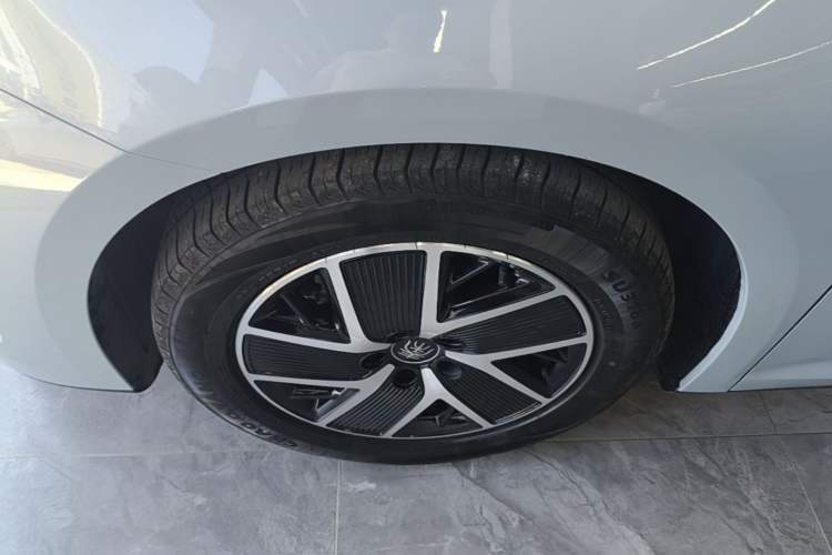 Used BYD Qin L 2024 DM-i 80KM Beyond Model Left Front Wheel Hub
