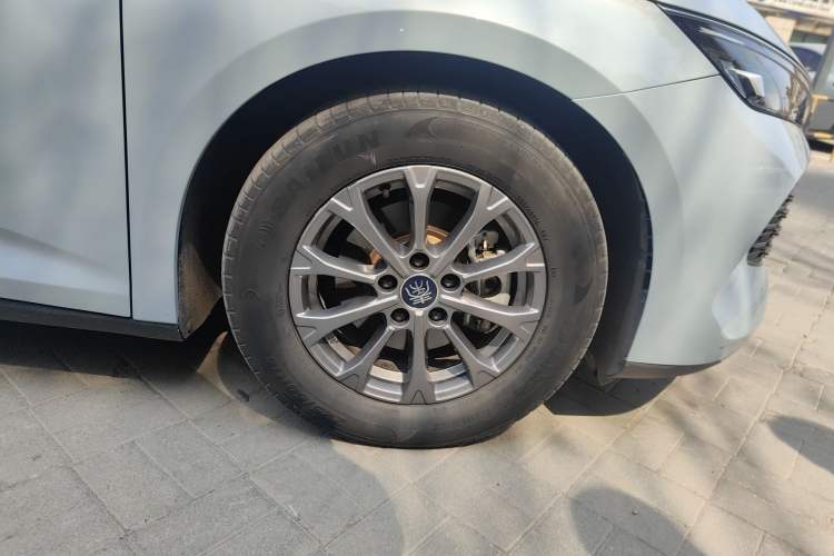 Used BYD Qin L 2024 DM-i 80KM Leading Model Right Front Wheel Hub