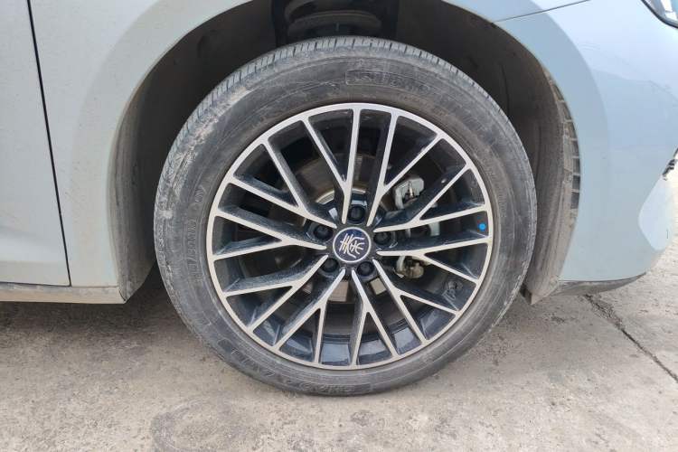 Used BYD Qin L 2024 DM-i 120KM Excellence Model Right Front Wheel Hub