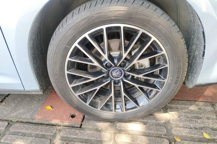 Used BYD Qin L 2024 DM-i 120KM Excellence Model Right Front Wheel Hub