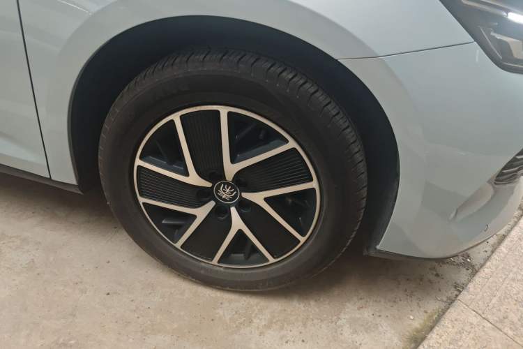 Used BYD Qin L 2024 DM-i 120KM Beyond Model Right Front Wheel Hub