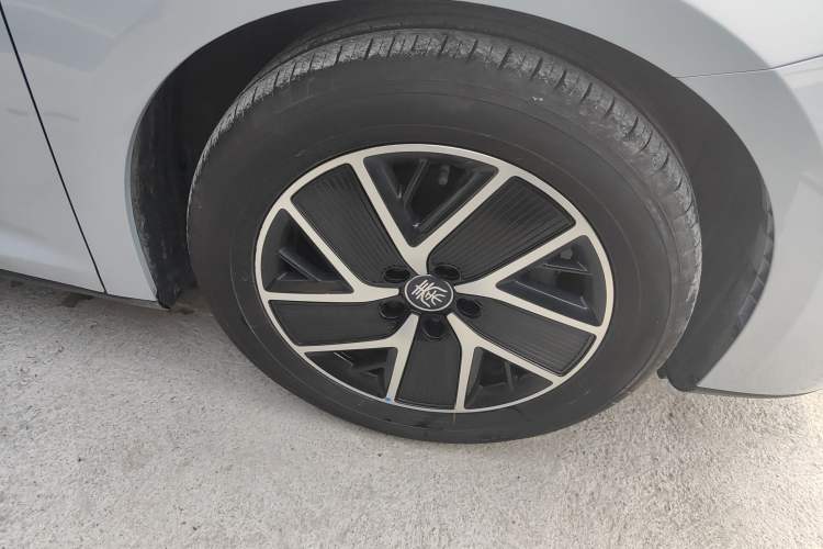 Used BYD Qin L 2024 DM-i 80KM Beyond Model Right Front Wheel Hub