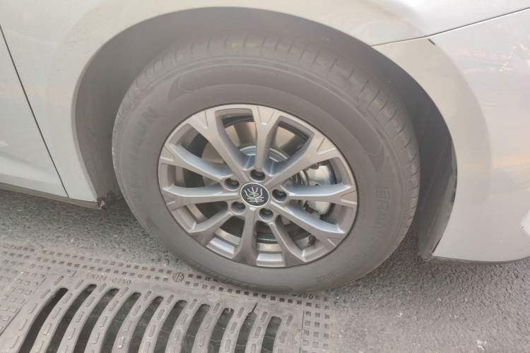 Used BYD Qin L 2024 DM-i 80KM Leading Model Right Front Wheel Hub