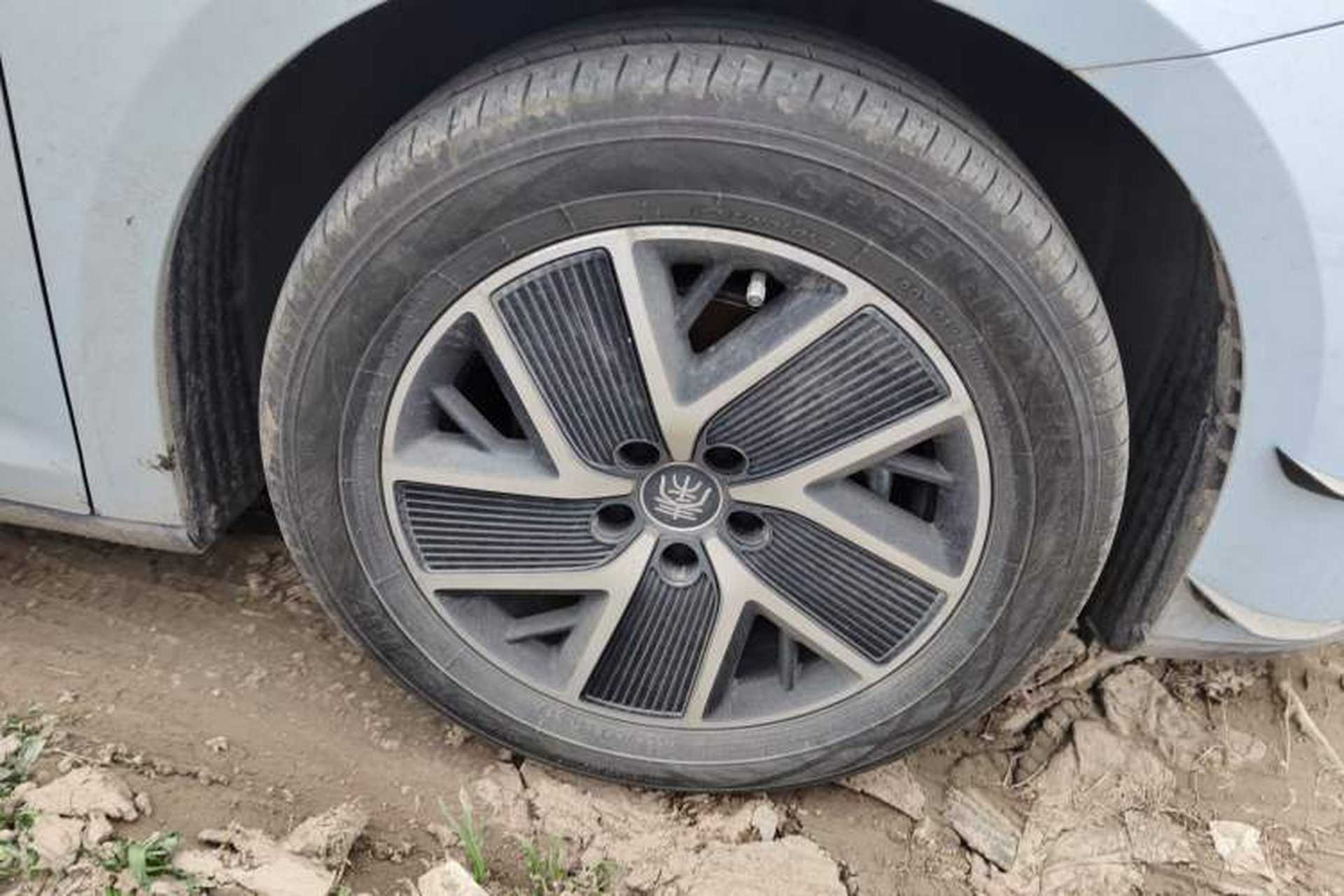 Used BYD Qin L 2024 DM-i 120KM Leading Model Right Front Wheel Hub
