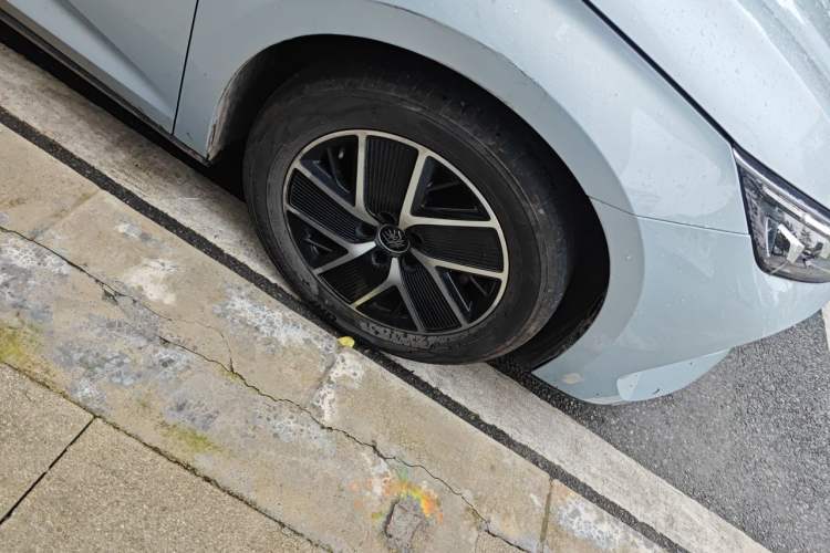 Used BYD Qin L 2024 DM-i 80KM Beyond Model Right Front Wheel Hub
