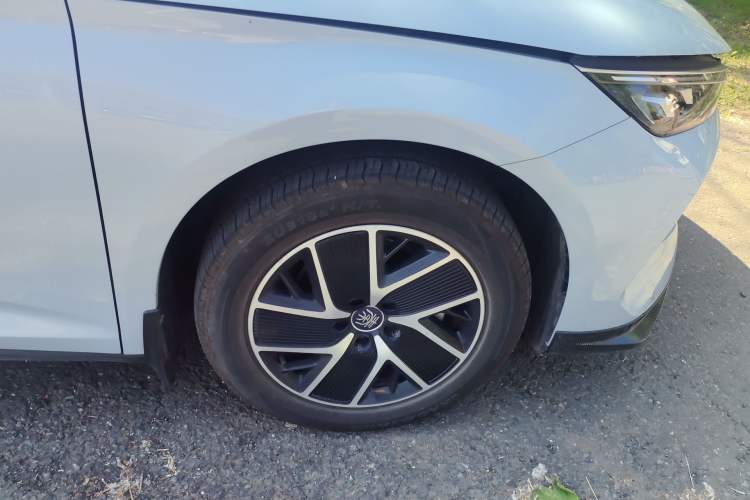 Used BYD Qin L 2024 DM-i 120KM Leading Model Right Front Wheel Hub