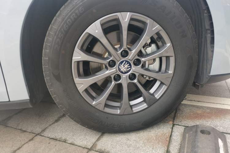Used BYD Qin L 2024 DM-i 80KM Leading Model Right Front Wheel Hub