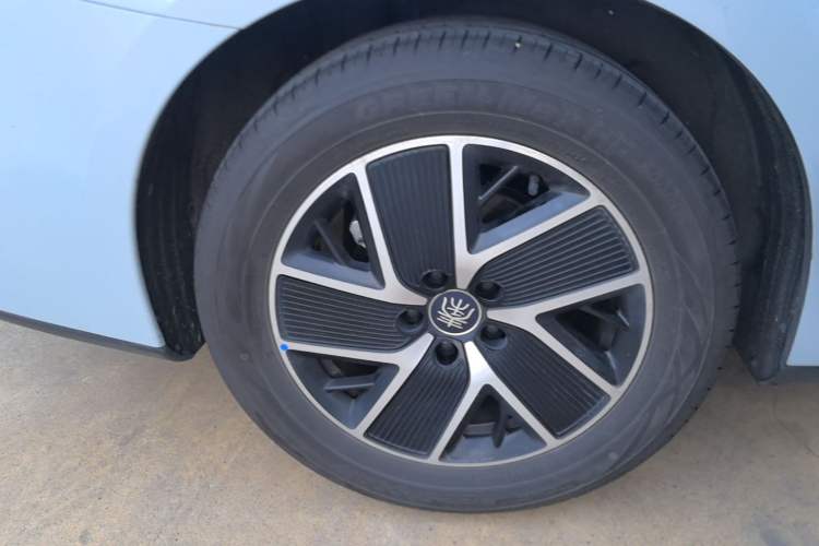 Used BYD Qin L 2024 DM-i 80KM Beyond Model Right Rear Wheel Hub