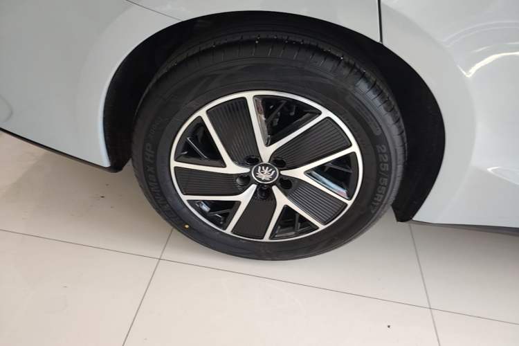 Used BYD Qin L 2024 DM-i 80KM Beyond Model Right Rear Wheel Hub
