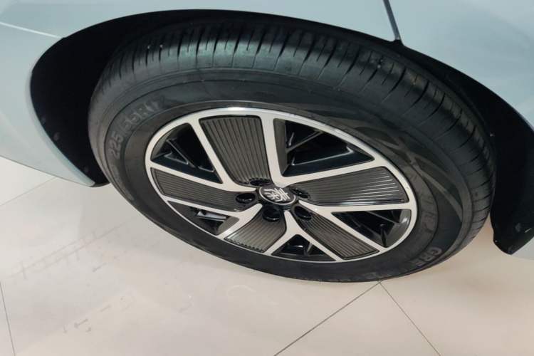 Used BYD Qin L 2024 DM-i 80KM Leading Model Right Rear Wheel Hub