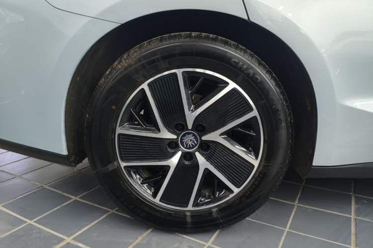 Used BYD Qin L 2024 DM-i 80KM Beyond Model Right Rear Wheel Hub