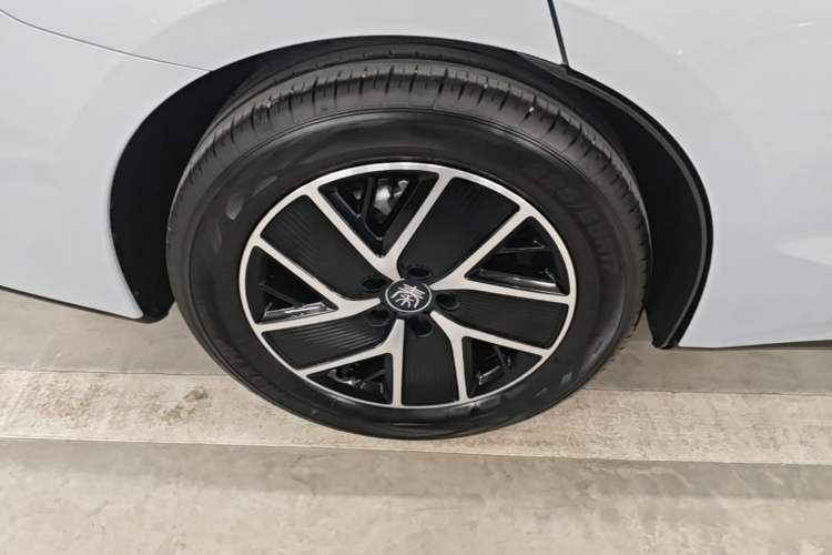 Used BYD Qin L 2024 DM-i 80KM Beyond Model Right Rear Wheel Hub