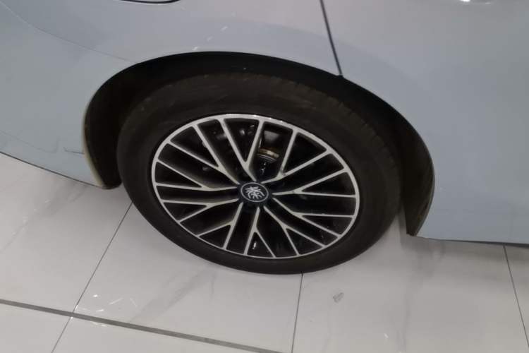 Used BYD Qin L 2024 DM-i 120KM Excellence Model Right Rear Wheel Hub