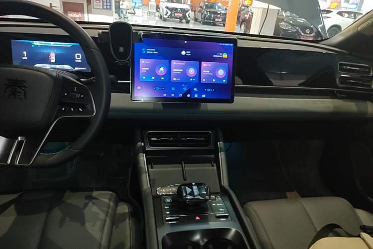 Used BYD Qin L 2024 DM-i 120KM Leading Model Audio And AC Panel