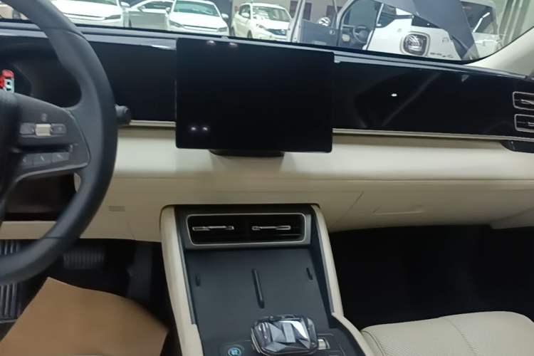Used BYD Qin L 2024 DM-i 80KM Leading Model Audio And AC Panel
