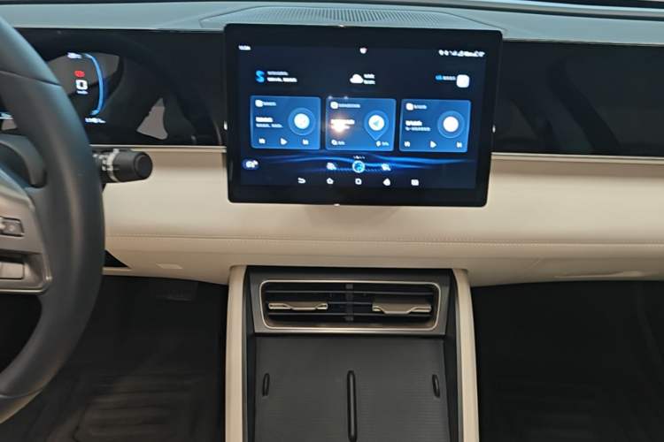 Used BYD Qin L 2024 DM-i 80KM Leading Model Audio And AC Panel