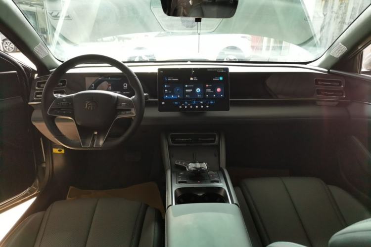 Used BYD Qin L 2024 DM-i 80KM Beyond Model Center Console