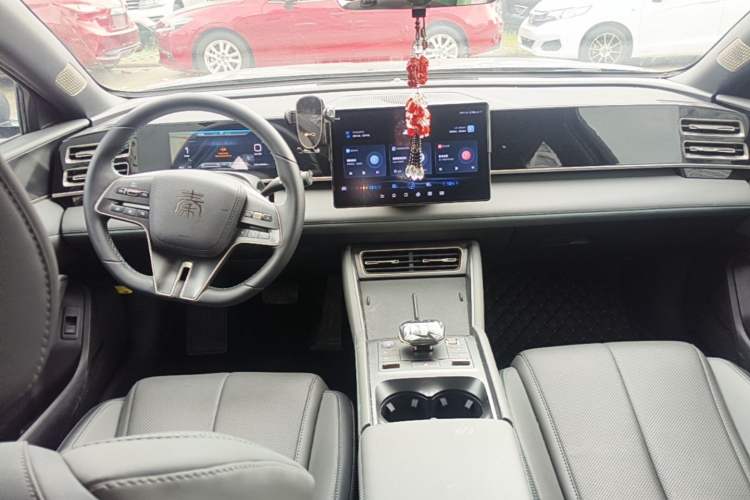 Used BYD Qin L 2024 DM-i 120KM Beyond Model Center Console
