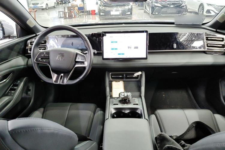 Used BYD Qin L 2024 DM-i 80KM Beyond Model Center Console