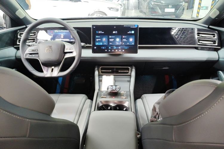 Used BYD Qin L 2024 DM-i 80KM Beyond Model Center Console