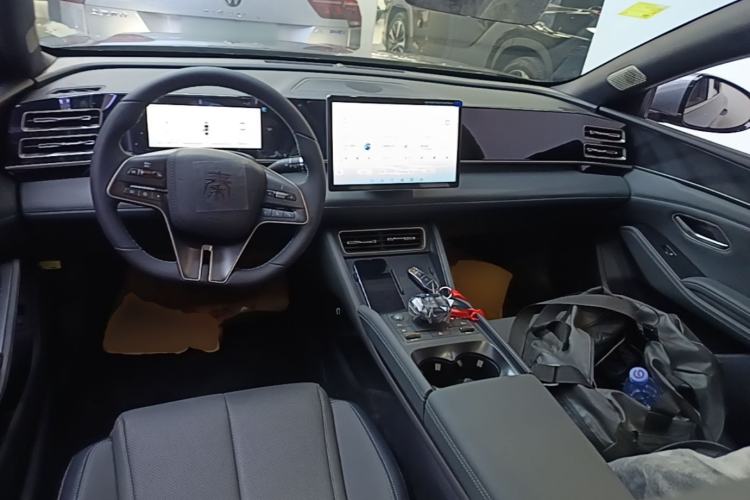Used BYD Qin L 2024 DM-i 120KM Leading Model Center Console