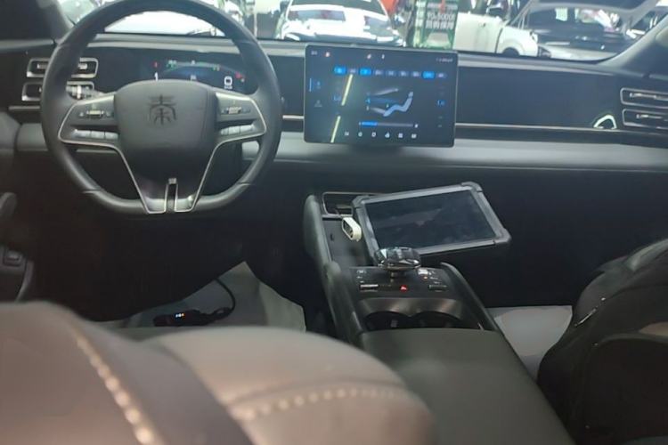 Used BYD Qin L 2024 DM-i 120KM Leading Model Center Console