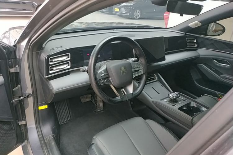 Used BYD Qin L 2024 DM-i 120KM Beyond Model Center Console