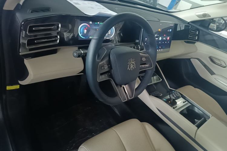 Used BYD Qin L 2024 DM-i 120KM Beyond Model Center Console