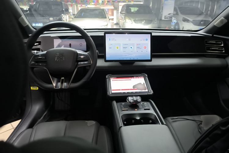Used BYD Qin L 2024 DM-i 120KM Leading Model Center Console