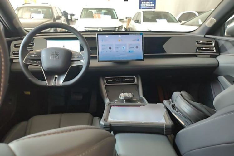 Used BYD Qin L 2024 DM-i 120KM Beyond Model Center Console