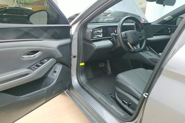 Used BYD Qin L 2024 DM-i 120KM Beyond Model Driver Seat
