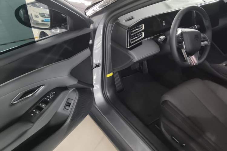 Used BYD Qin L 2024 DM-i 120KM Beyond Model Driver Seat