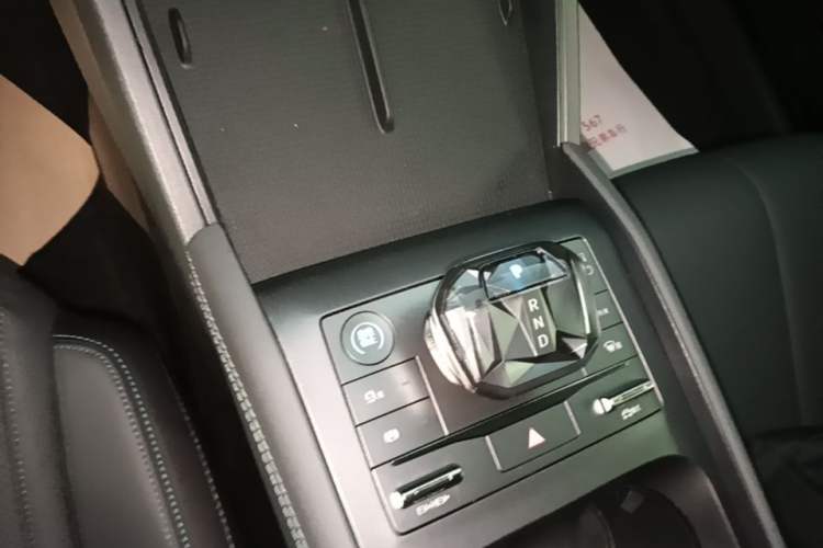 Used BYD Qin L 2024 DM-i 80KM Leading Model Gear Lever
