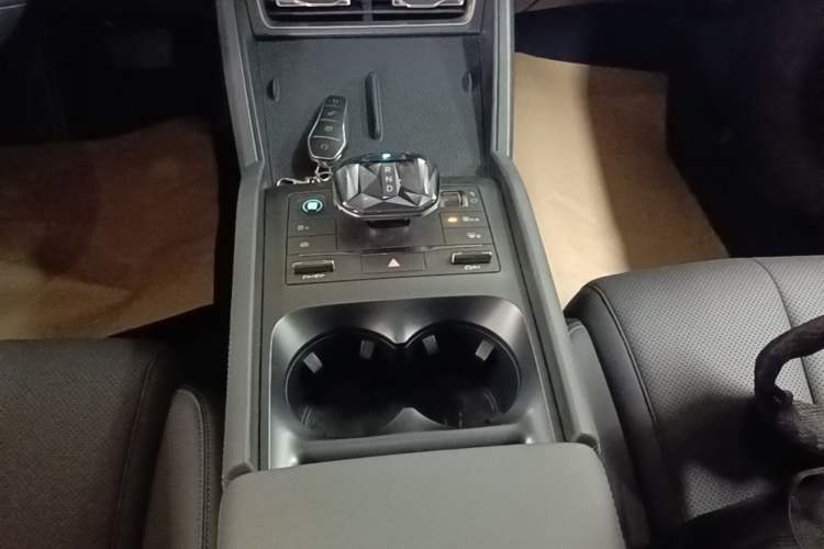 Used BYD Qin L 2024 DM-i 80KM Leading Model Gear Lever