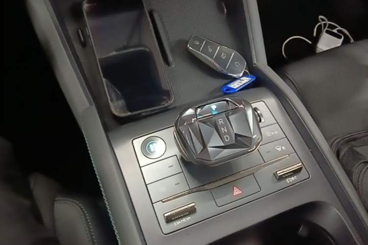 Used BYD Qin L 2024 DM-i 80KM Beyond Model Gear Lever