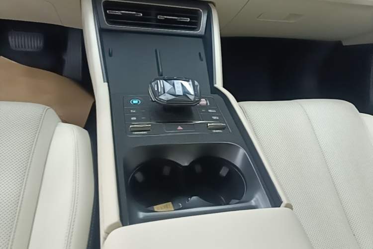 Used BYD Qin L 2024 DM-i 80KM Leading Model Gear Lever