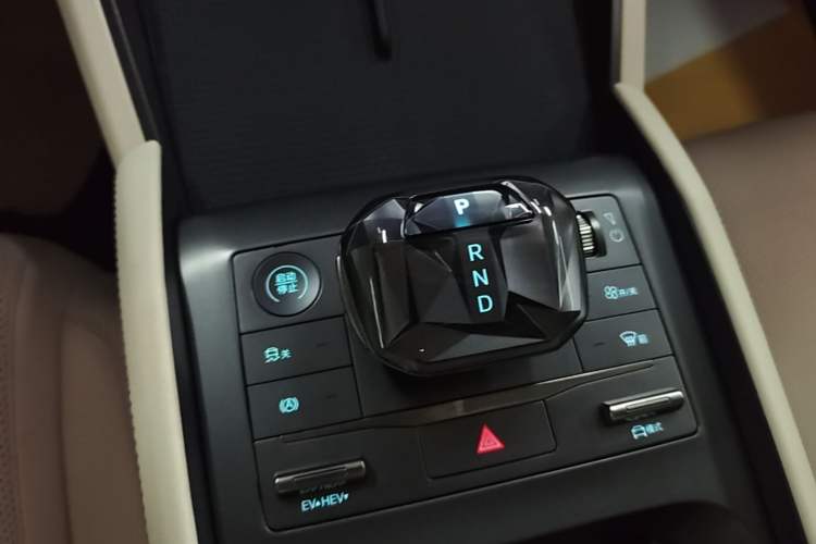 Used BYD Qin L 2024 DM-i 80KM Leading Model Gear Lever