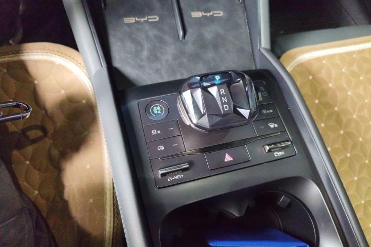 Used BYD Qin L 2024 DM-i 120KM Leading Model Gear Lever