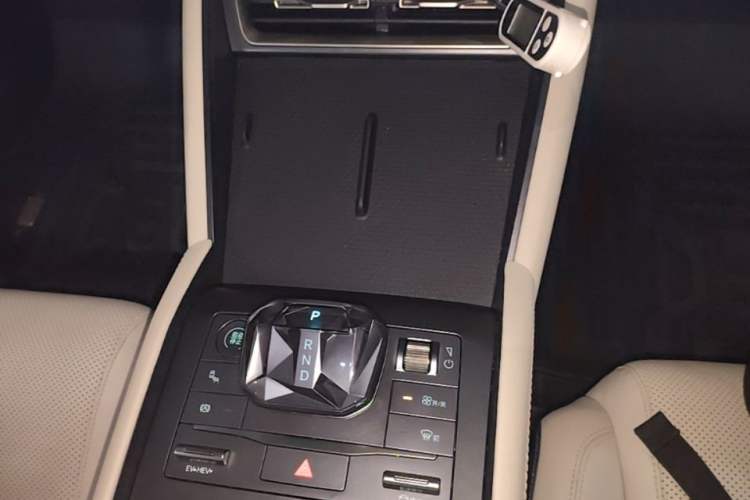 Used BYD Qin L 2024 DM-i 120KM Beyond Model Gear Lever