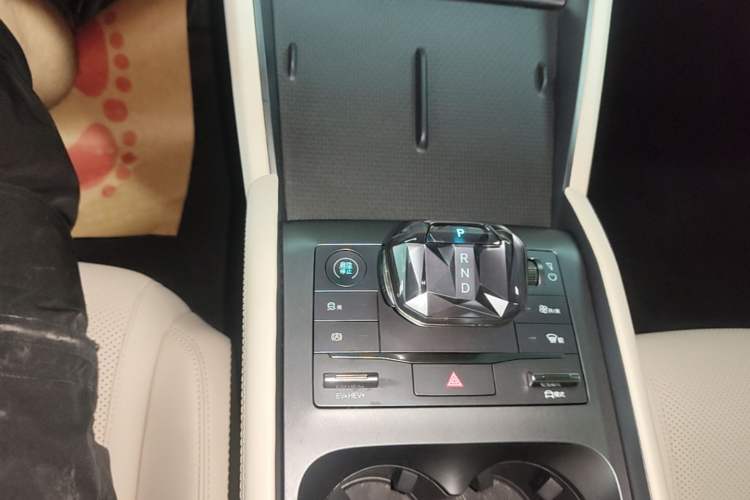 Used BYD Qin L 2024 DM-i 80KM Leading Model Gear Lever