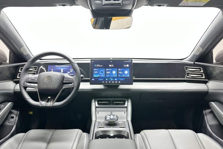 Used BYD Qin L 2024 DM-i 120KM Beyond Model Interior 4