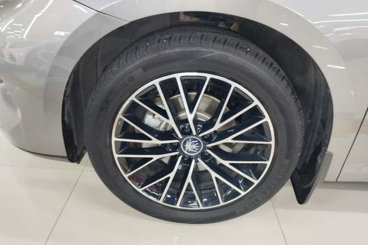 Used BYD Qin L 2024 DM-i 120KM Excellence Model Left Front Wheel Hub
