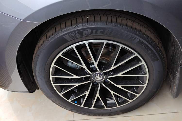 Used BYD Qin L 2024 DM-i 120KM Excellence Model Left Front Wheel Hub