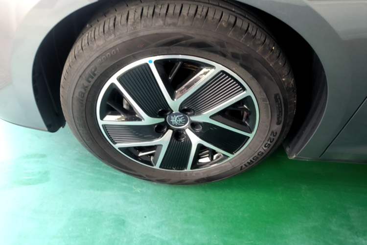 Used BYD Qin L 2024 DM-i 80KM Beyond Model Left Front Wheel Hub
