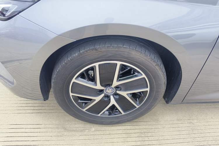 Used BYD Qin L 2024 DM-i 120KM Beyond Model Left Front Wheel Hub