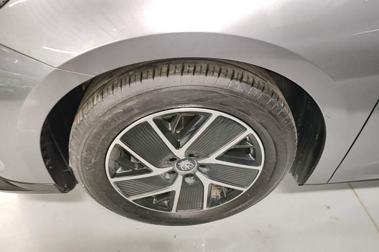 Used BYD Qin L 2024 DM-i 80KM Beyond Model Left Front Wheel Hub