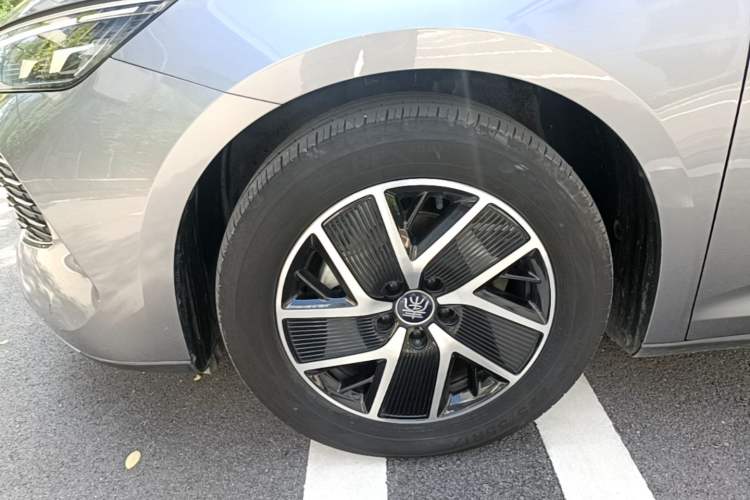 Used BYD Qin L 2024 DM-i 120KM Beyond Model Left Front Wheel Hub
