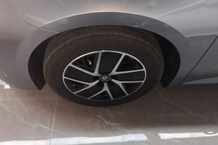 Used BYD Qin L 2024 DM-i 80KM Beyond Model Left Front Wheel Hub