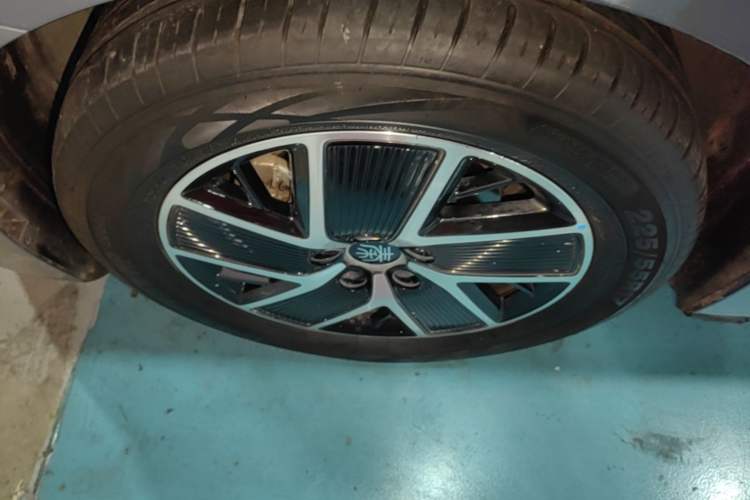 Used BYD Qin L 2024 DM-i 80KM Beyond Model Left Front Wheel Hub