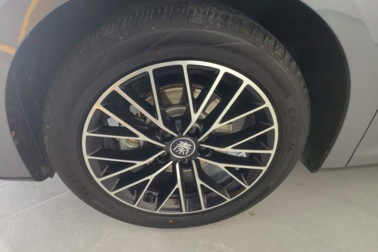 Used BYD Qin L 2024 DM-i 120KM Excellence Model Left Front Wheel Hub